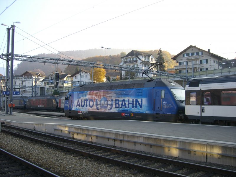 Die Re 460 007 bei der Ausfahrt aus Spiez am 03.11.2007. Im Hintergrund ist die Re 465 003 der BLS zu sehen, die fr das Les Miserables Musical wirbt!