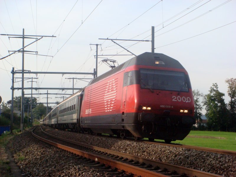 Die Re 460 009 mit EC Hamburg-Chur bei Altendorf am 21.09.2007