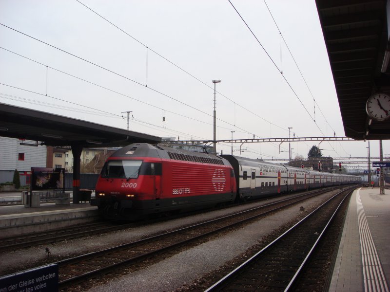 Die Re 460 011 braust mit ihrem IR Luzern-Zrich-Flughafen am 09.04.2008 durch Rotkreuz.