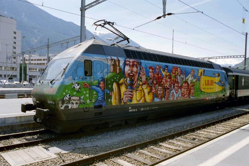 Die Re 460 012-8 mit der Werbung Schweizer Radio RSR am 9.5.03 in Brig.