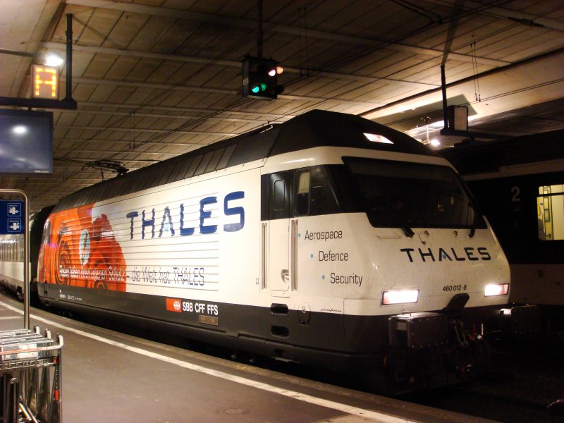 Die Re 460 012 hat ein neues Werbekleid bekommen.Sie wirbt nun fr die Schutzfirma  Thales , abgelichtet (leider nur) im dunklen Bahnhof von Bern am 6.11.2007