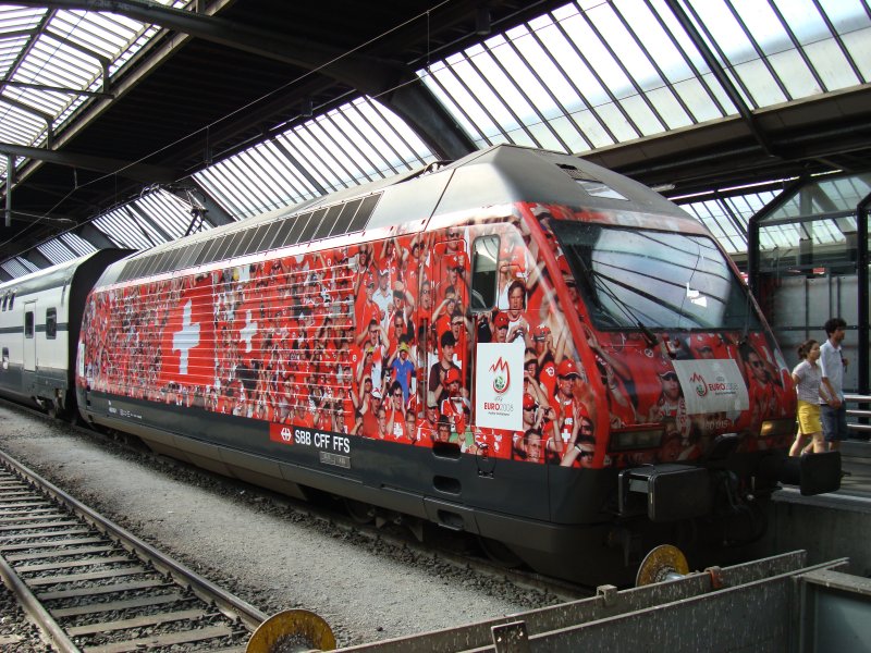 Die Re 460 015 wirbt seit kurzem fr die Fussball-EM 2008. Hier steht sie mit dem IC Interlaken-Ost-Romanshorn in Zrich HB, am 9.6.2007