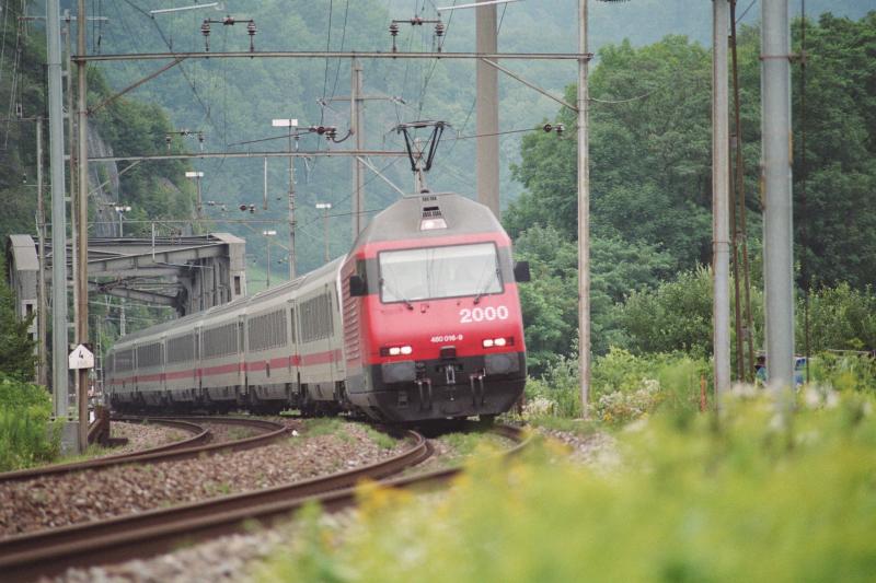 Die Re 460 016-9 mit dem EC 8 bei der Ausfahrt aus dem Bahnhof Ziegelbrcke. 