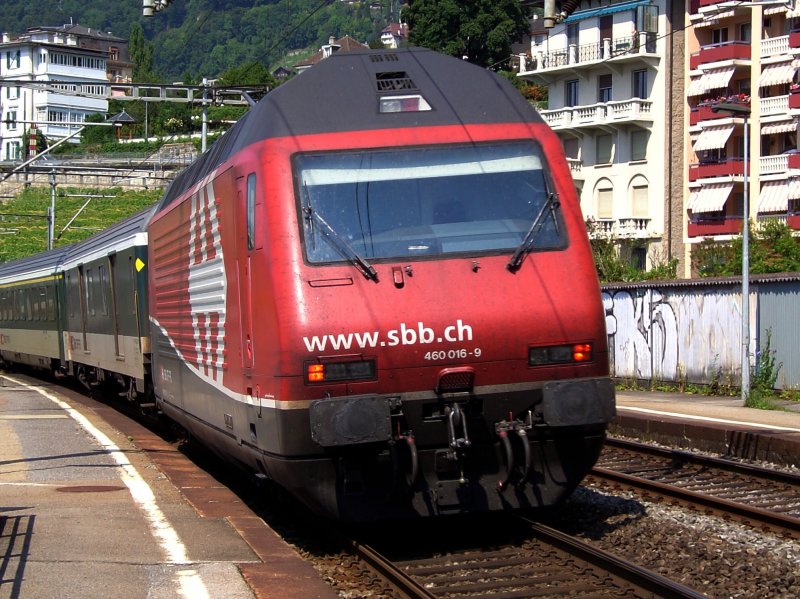Die Re 460 016 am 28.08.2008 bei der Durchfahrt in Veytaux-Chillon
