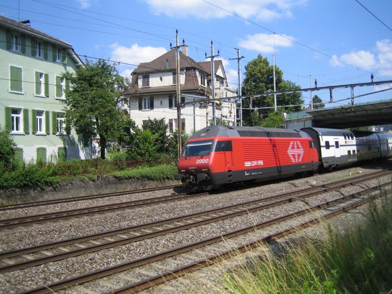 Die Re 460 017-7 ''Les Diablerets'' zog am 13.7.05 den IC 930 nach Interlaken Ost unter der Stadtrain-Brcke hindurch.