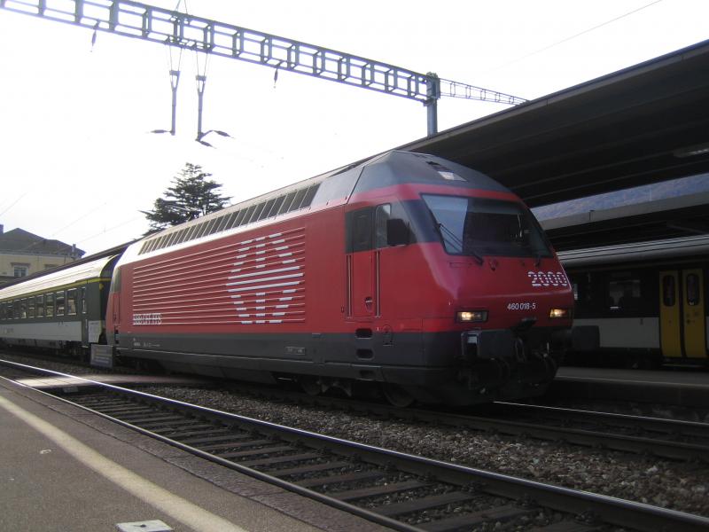 Die Re 460 018-5 ex. SF DRS I stand am 12.11.05 mit dem IC 252 ''Ticino'' nach Basel SBB in Bellinzona.