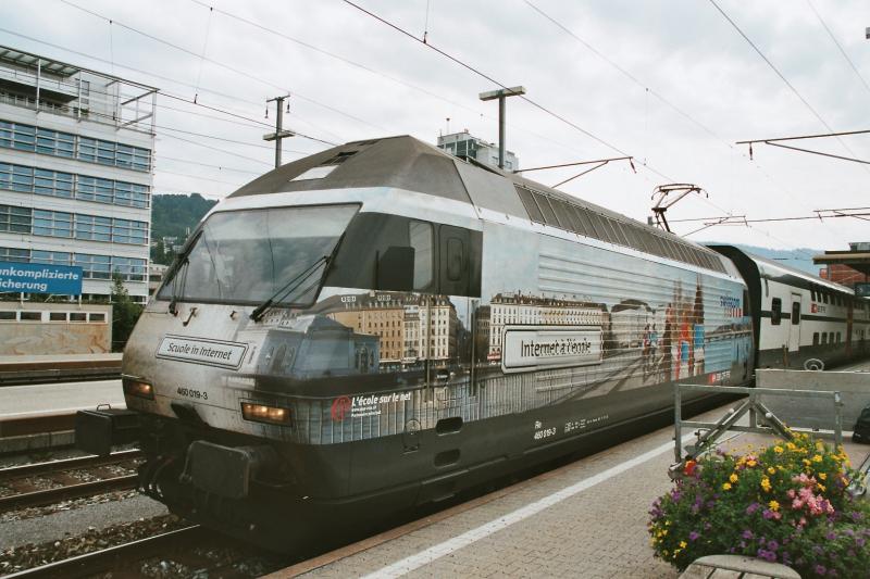 Die Re 460 019-3 steht am 7.9.03 in Zug. Die Werbung ist von der Swisscom mit dem Moto  Schule ans Internet 