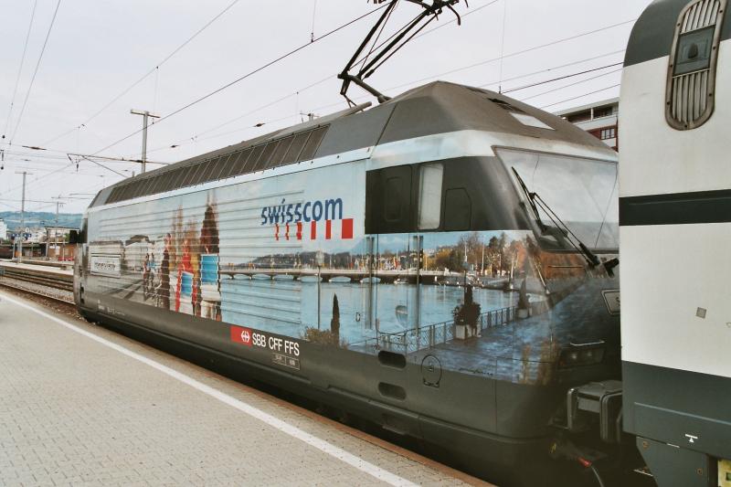 Die Re 460 019-3 steht am 7.9.03 in Zug. Die Werbung ist von der Swisscom mit dem Moto  Schule ans Internet 