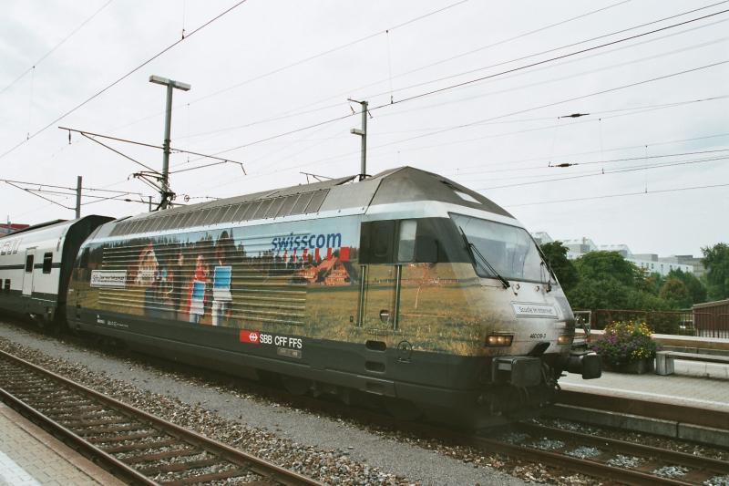 Die Re 460 019-3 steht am 7.9.03 in Zug. Die Werbung ist von der Swisscom mit dem Moto  Schule ans Internet 