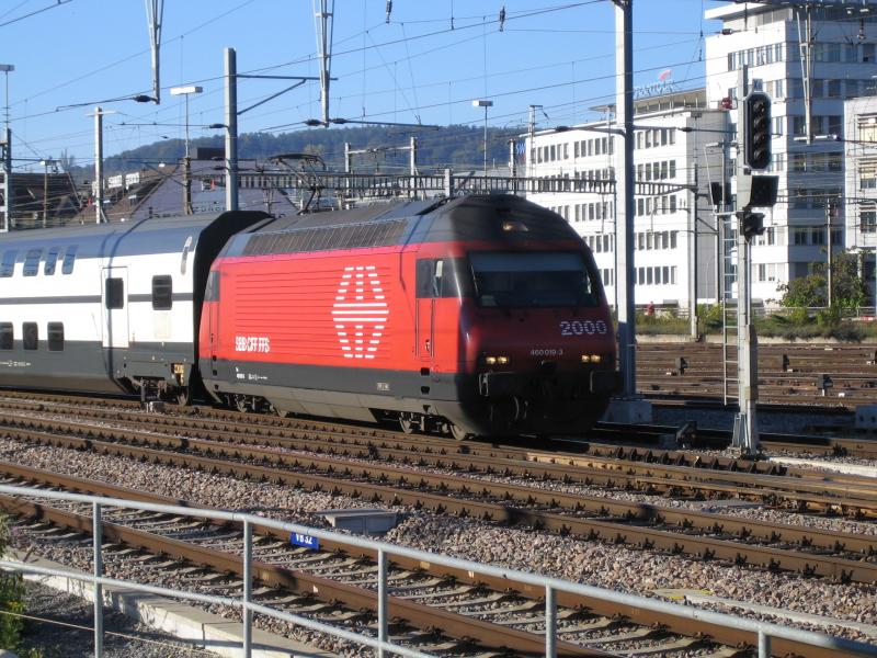 Die Re 460 019-3 ''Terre Sainte'' ex. Swisscom, fuhr am 9.10.05 mit einem IC-Dosto im Zrcher Hauptbahnhof ein.