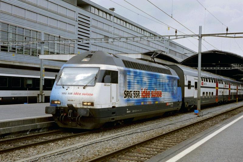 Die Re 460 020-1 Werbelok, am 11.5.03 in Luzern