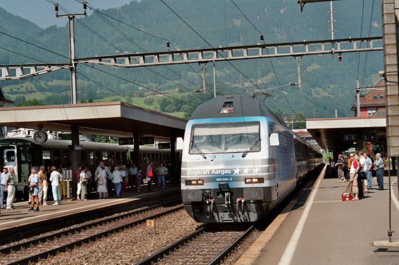 Die Re 460 024-3 (die zweite  Zugkraft Aargau  Lok mit Namen der Bundesrtin Doris Leuthard) mit einem EuroCity am 1. Juli 2006 in Arth-Goldau.