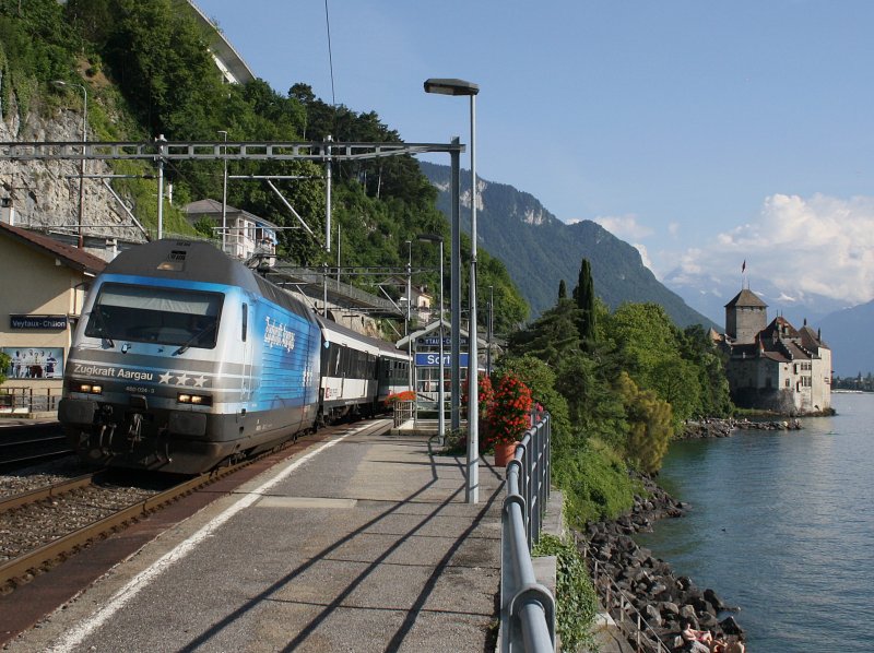 Die Re 460 024 (Zugkraft Aargau) mit einem IR am 28.06.2009 unterwegs bei Veytaux-Chillon.