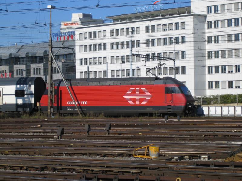 Die Re 460 026-8 ''Fricktal'' verliess am 9.10.05 den HB Zrich mit einem IC-Dosto. Hinweis, diese Lok ist noch mit Re 4/4 angeschrieben, da zur Zeit ihrer Ablieferung das neue Nummernschema eingefhrt wurde, und smtliche Loks mit den neuen Nummern noch mit der alten versehen wurden.