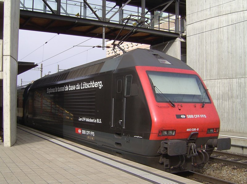 Die Re 460 026-8 mit einem IC am 03.11.2007 in Spiez. 