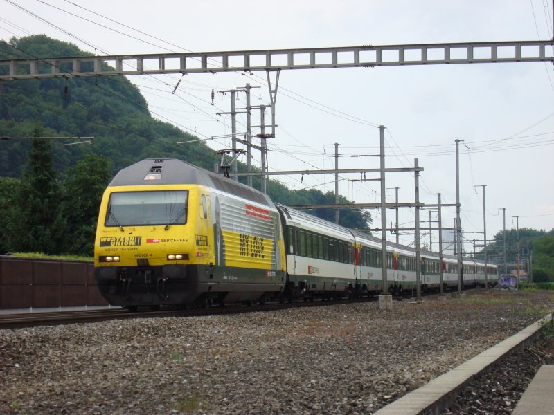 Die Re 460 028 am 19.07.2007 unterwegs mit IR Bern-Schaffhausen zwischen Aarau und Schnenwerd.