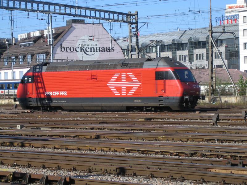 Die Re 460 030-0 ''Sntis'' stand am 9.10.05 im HB Zrich, und wartete auf ihren nchsten Einsatz.