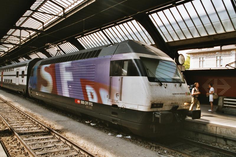Die Re 460 032-6 mit der violeten SF DRS Werbung, steht am 11.6.03 im Zrcher HB