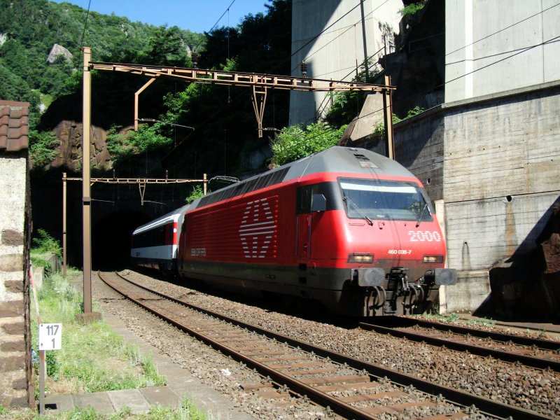 Die Re 460 036 fhrt mit ihrem Zug nach Chiasso durch die Biaschina-Schlucht am 25.07.2008