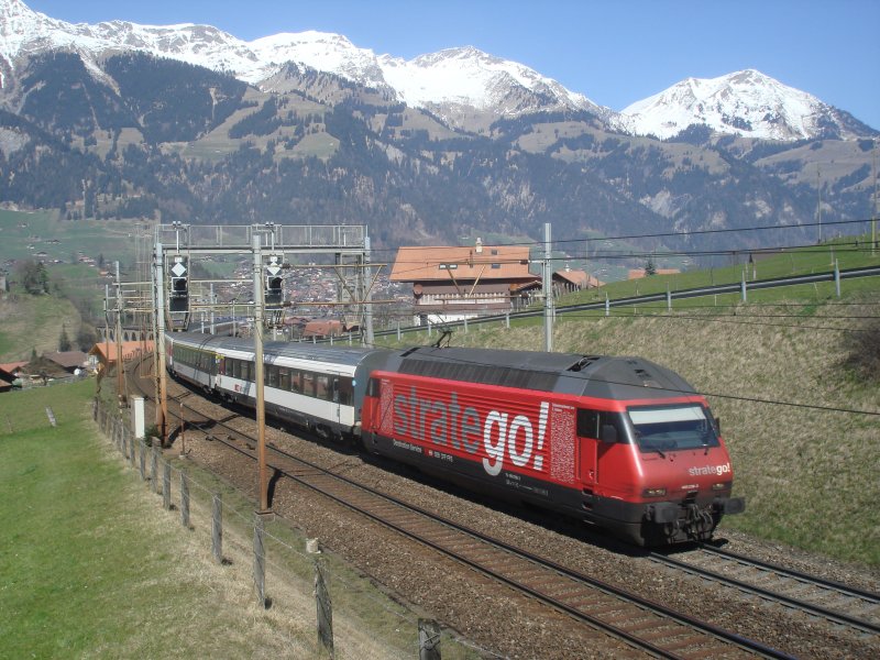 Die Re 460 038 zieht ihren IC nach Brig die Ltschberg-Nordrampe hinauf.Aufgenommen kurz nach Frutigen am 1.4.2007