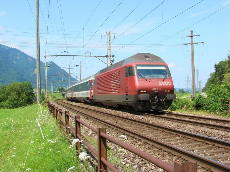 Die Re 460 046 ist am 27.07.2007 mit dem IC 569 zwischen Bilten und Ziegelbrcke unterwegs