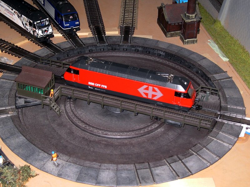 Die Re 460 046 beim drehen auf der Drehscheibe. 