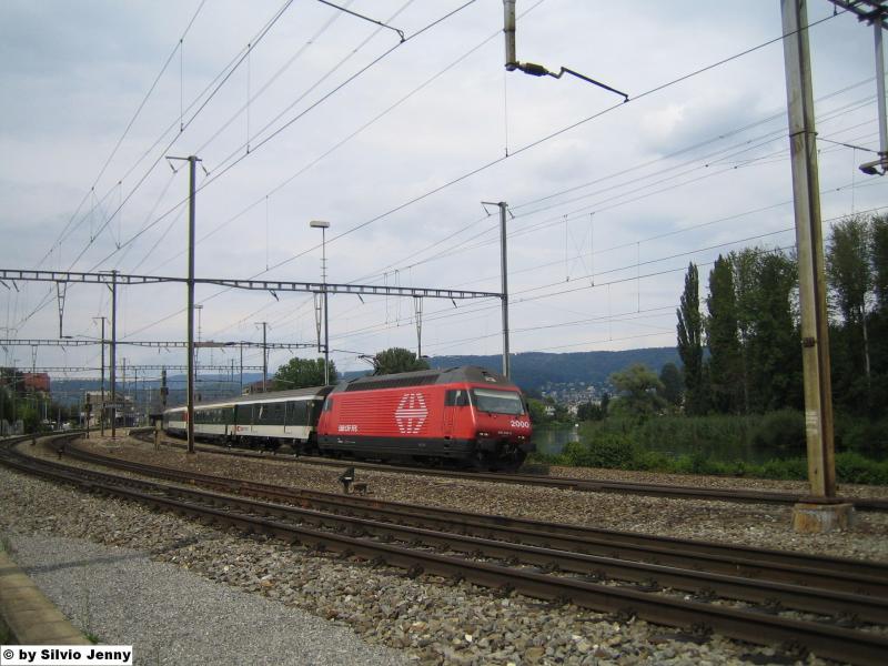 Die Re 460 046 ''Polmengo'' setze ihre Reise am 13.8.05 mit ihrem IR ''Flugzug'' nach Zch. Flughafen nach dem Halt in Dietikon fort.