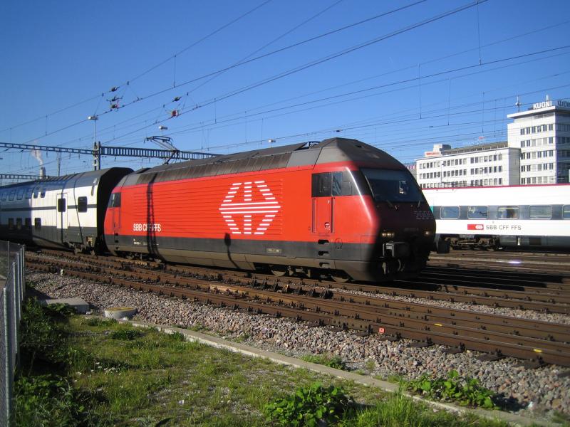 Die Re 460 052-4 ''Eigenamt'' erreichte am 9.10.05 mit einem IC-Dosto den Zrcher Hauptbahnhof.