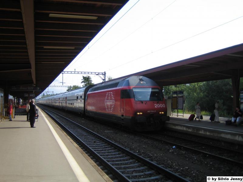 Die Re 460 054-0 ''Dreilndereck'' fuhr am 25.7.05 mit dem IC 586 nach Basel SBB in Landquart ein.