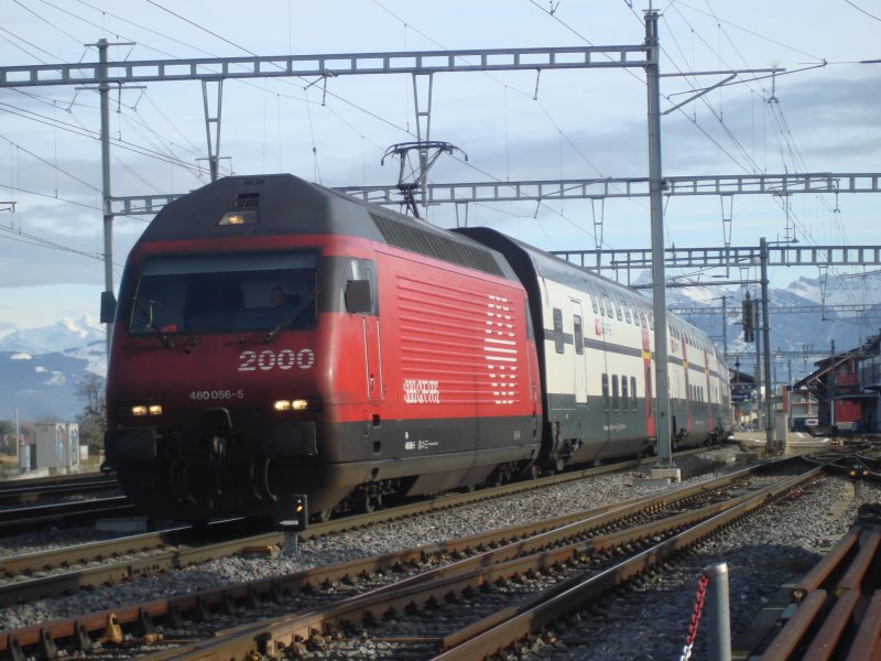 Die Re 460 056-5 fhrt mit ihrem IR Chur-Basel aus dem Bahnhof Pfffikon SZ. 6.1.2007