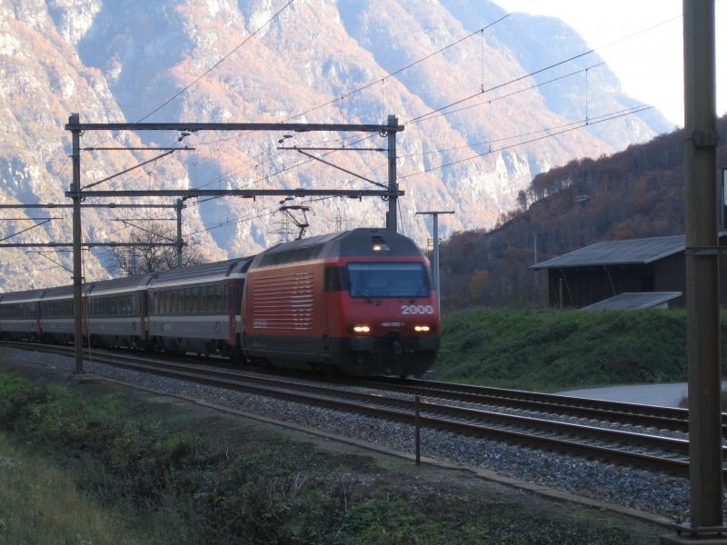Die Re 460 058 ''La Cote'' bespannte am 12.11.05 den IC 256 ''VERDI'' nach Basel SBB, und fuhr bei der NEAT-Baustelle bei Pollegio an mir vorbei.
