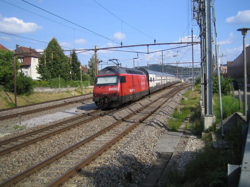 Die Re 460 061-5 ''Wiggertal'' schob am 28.8.05 den IC 727 nach St. Gallen durch den Bhf. W'thur Grze