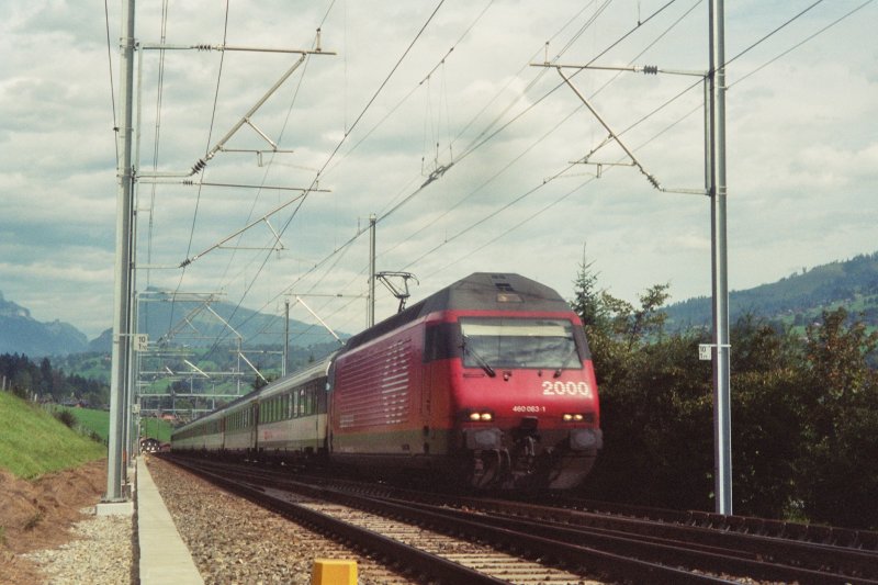 Die Re 460 063 wird mit ihrem Schnellzug demnchst Frutigen erreichen. Bei Wengi im Kandertal im Oktober 2006