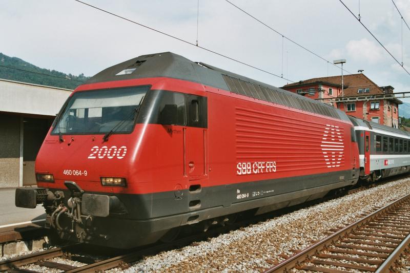 Die Re 460 064-9 steht am 7.9.03 in Arth-Goldau