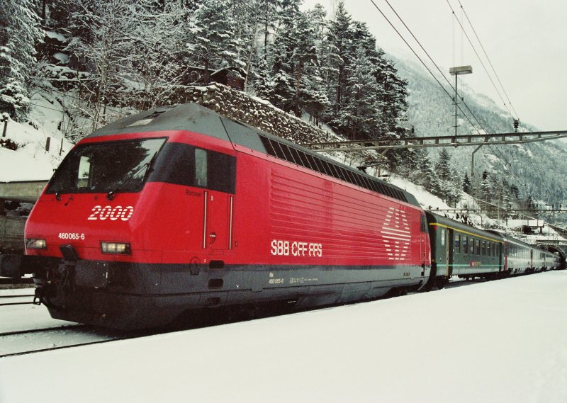 Die Re 460 065-6  Rotsee  fhrt mit einem EC aus Milano bei Wassen vorbei im Februar 2005