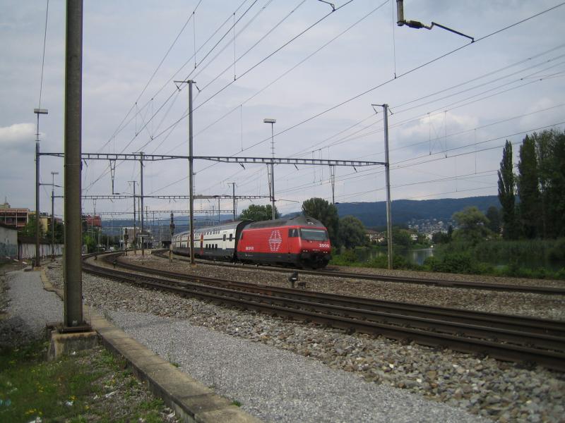 Die Re 460 067 ''Hohle Gasse'' fuhr am 13.8.05 mit einem IC-Dosto-Pendel durch Dietikon.