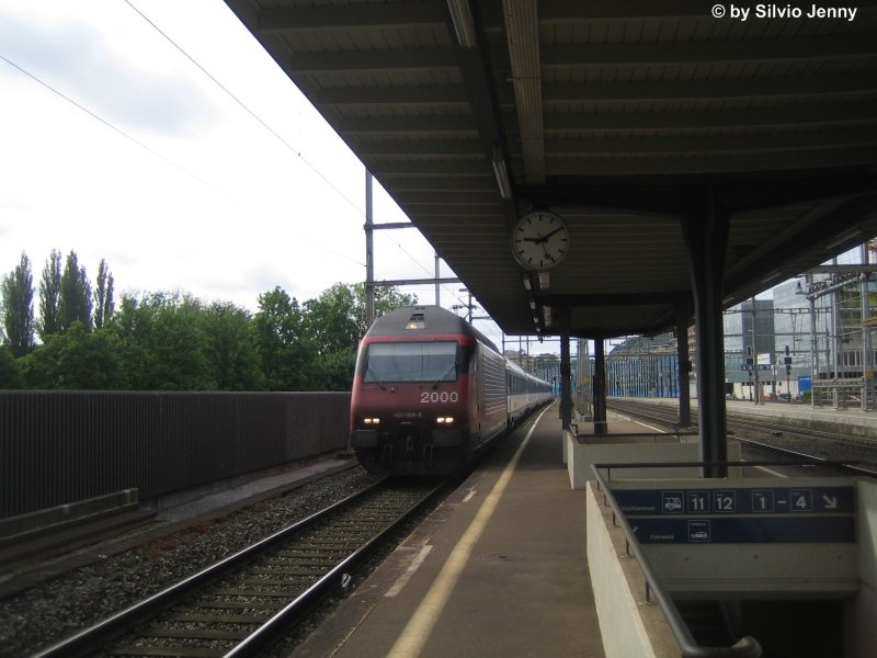 Die Re 460 069-8 ''Verkehrshaus'' am 31.5.08 mit einem verkehrten EW4-Pendel (Bt Seite Zrich) bei der Durchfahrt in Dietikon.