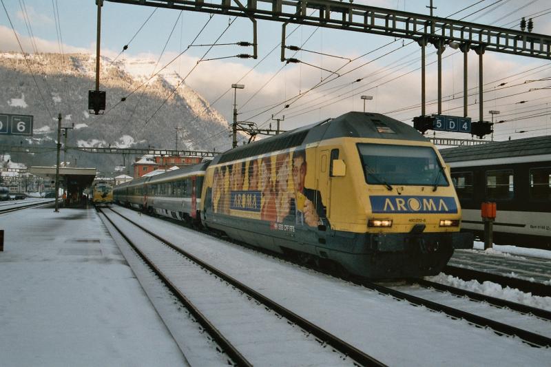 Die Re 460 070-6 mit der Werbeaufschrift  Aroma , am 25.1.04 in Arth-Goldau