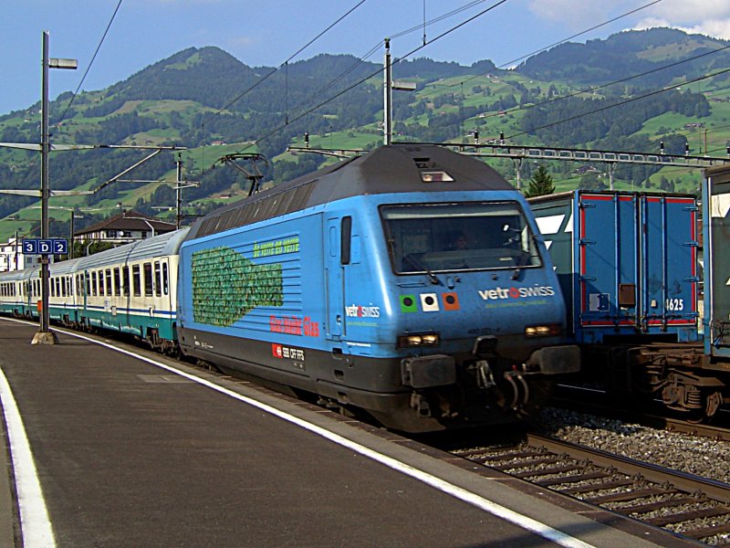 Die Re 460 071 am 27.08.2008 mit einem Italienischen EC bei der Durchfahrt in Schwyz.