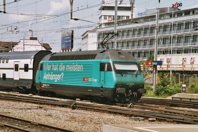 Die Re 460 074-8 mit der Aufschrift   Wer hat die meisten Anhnger?   (macht Werbung fr die SBB Cargo) fhrt am 11.6.03 im Zrcher HB ein