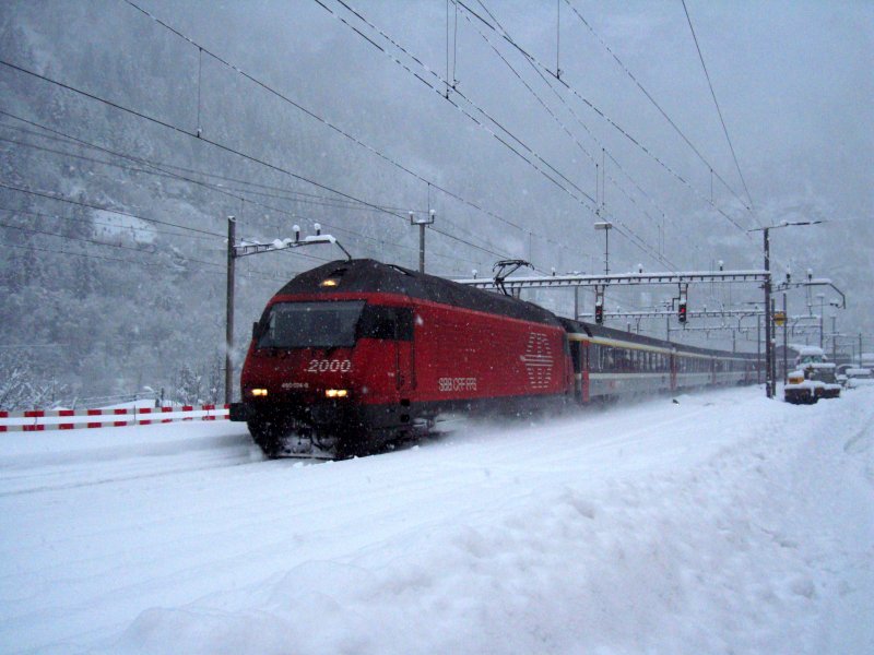 Die Re 460 074 fhrt mit ihrem EC nach Milano am 10.12.2008 durchs verschneite Faido.