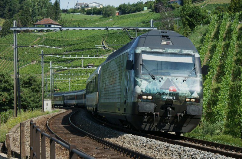 Die Re 460 075-5 mit dem IR 2523 von Genf nach Luzern im Lavaux.
(28.07.2009)