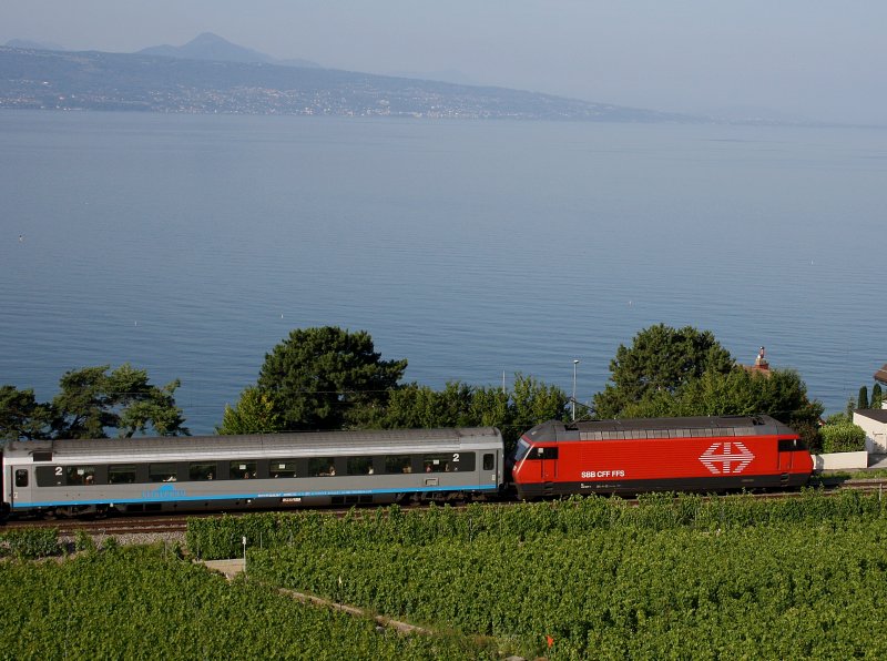 Die Re 460 077 am 29.06.2009 mit einem EN unterwegs bei Villette (VD).  
