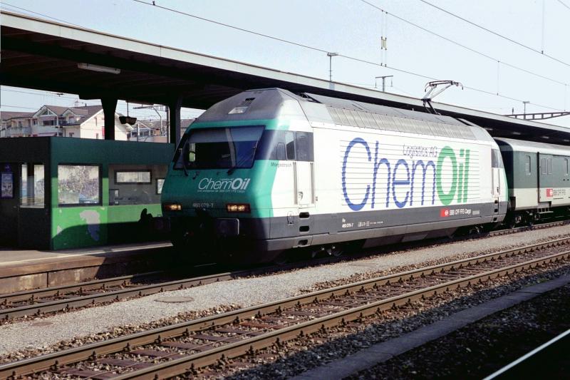 Die Re 460 079-7 mit der Werbung ChemOil am 23.4.03 in Rotkreutz