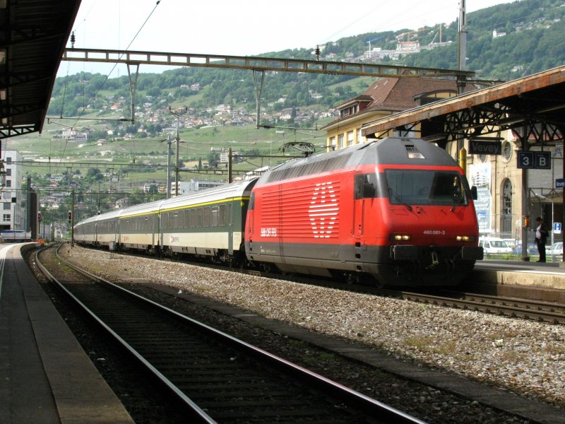 Die Re 460 081 fhrt am 21.05.2009 mit ihrem IR nach Brig in Vevey ein.