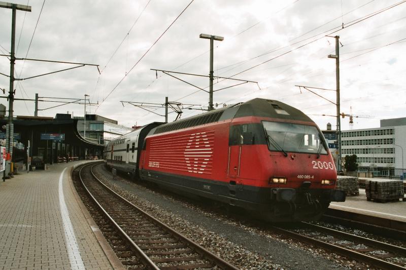 Die Re 460 085-4 Pilatus, am 3.11.03 im Bahnhof Zug. Im Hintergrund der neue Bahnhof Zug