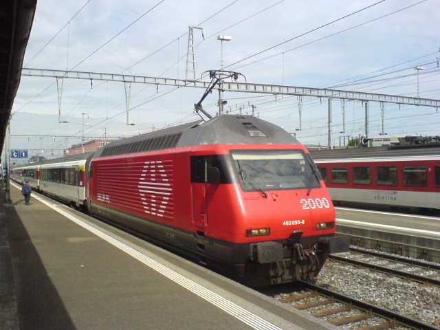 Die Re 460 093 bei der Ausfahrt in St. Margrethen. 