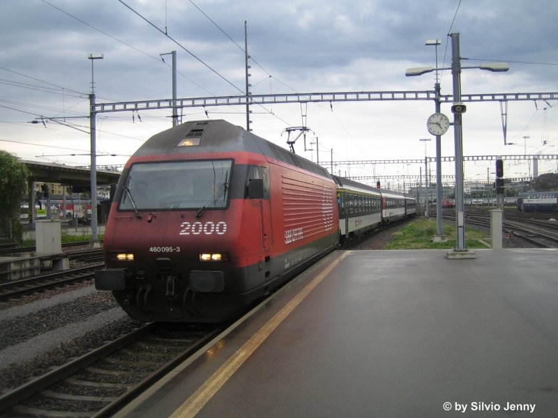 Die Re 460 095-3 stellte am 1.8.08 die Komposition des IR 781 nach Chur in den HB Zrich.