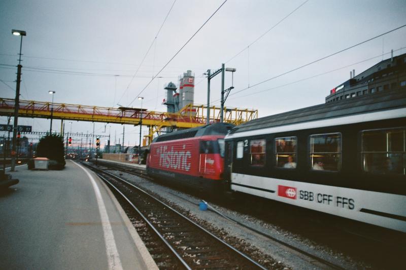 Die Re 460 102-7 mit der Werbeaufschrift SBB Historic fhrt am 12.10.03 aus dem Bahnhof Zrich