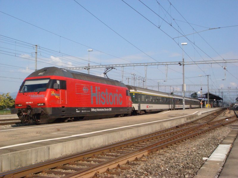 Die Re 460 102 macht mit ihrem IR nach Basel SBB einen kurzen Halt in Pfffikon SZ am 24.09.2007